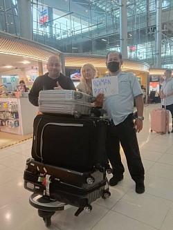 ชูป้ายรับเข้าส่งออกสนามบิน